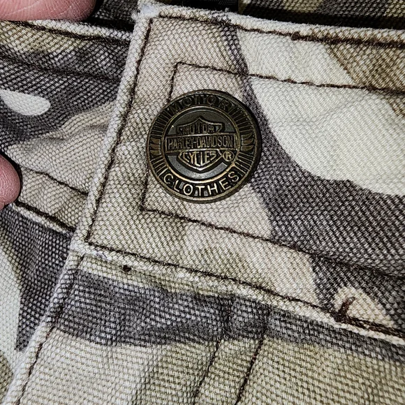 HARLEY DAVIDSON EUC WOMEN'S SIZE 2 CAMMO CAPRIS PANTS - Picture 4 of 7